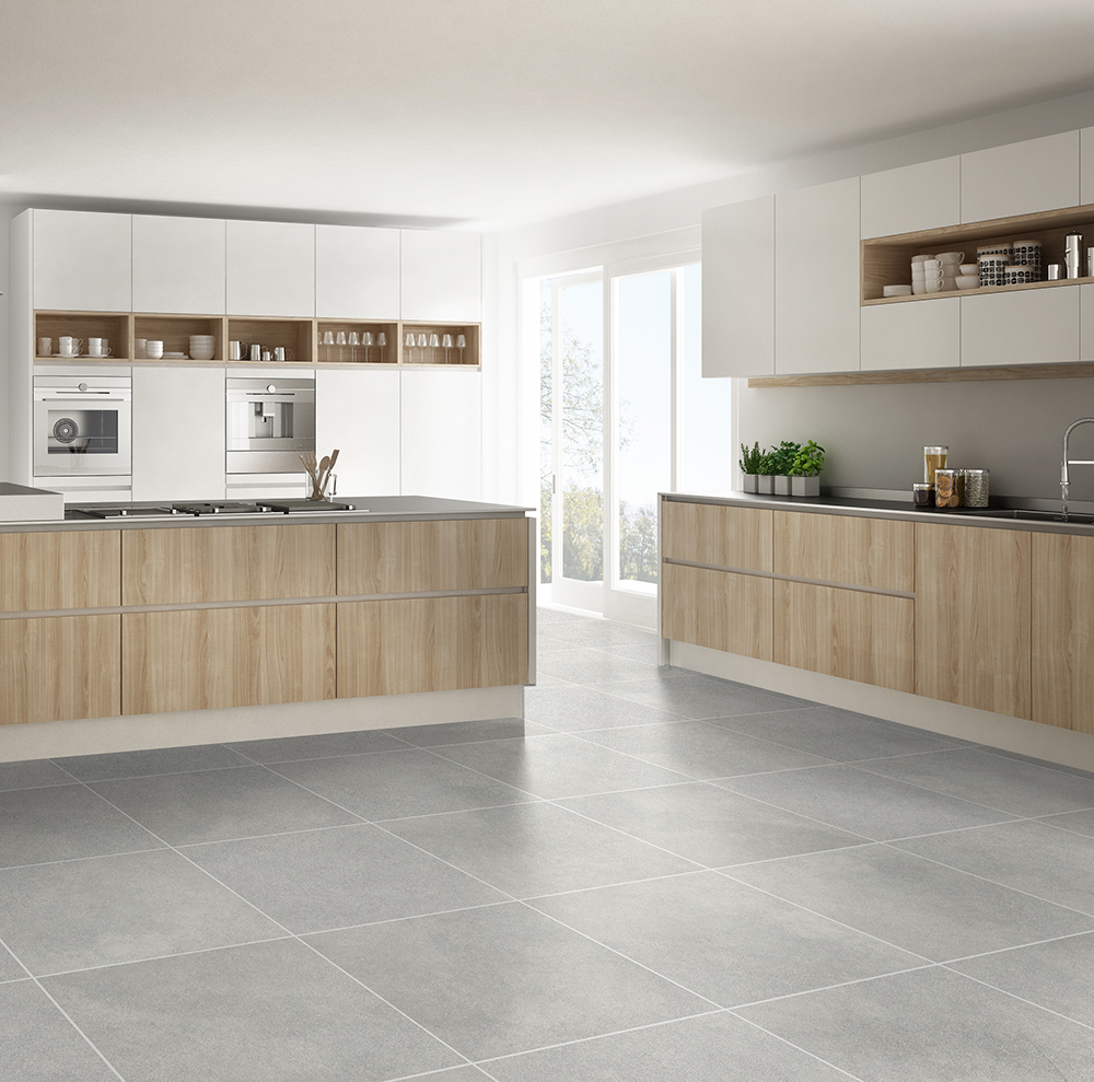 Cocina luminosa con porcelanato gris y muebles de madera clara