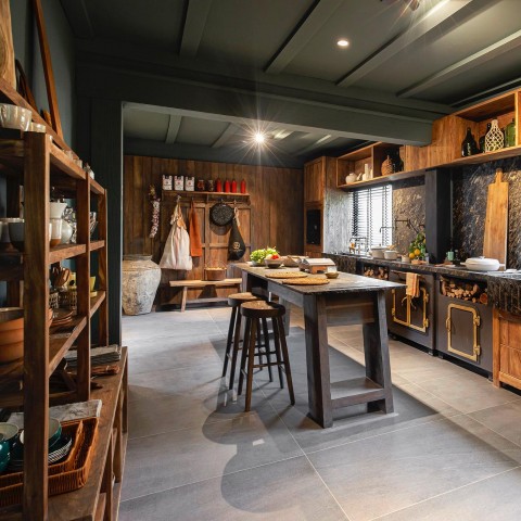 Bristol Black Alberdi colocado en un ambiente de referencia